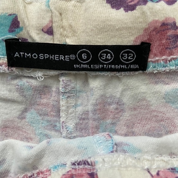 🔴 Atmosphere Cream Floral Soft Shorts - Picture 3 of 3